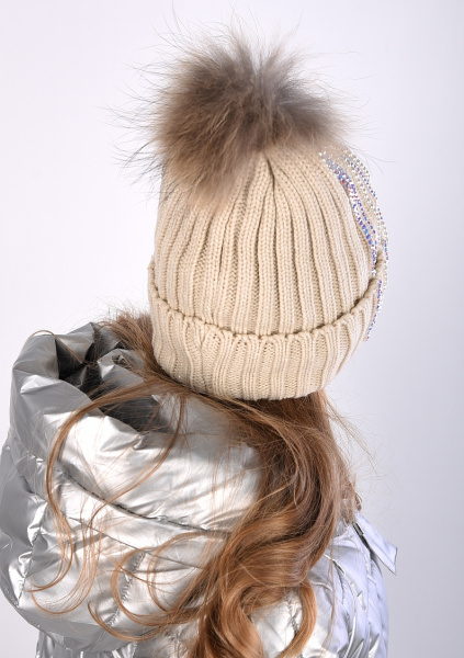 110 Вязаная шапка для девочки "Стразы-жемчуг"
